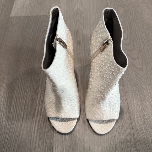 Vince White Sierra-3 Textured Leather Python Snake Print Peep Toe Booties 7.5 - Picture 5 of 10